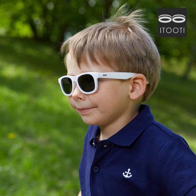 Τα γυαλιά διακρίνονται από τα εύκαμπτα πλαίσια που μπορούν να λυγίζουν από τα παιδιά και δεν πιέζουν στους κροτάφους και τα αυτιά. Η πράσινη απόχρωση των φακών G15 σημαίνει ότι δεν παραμορφώνουν τα χρώματα και φέρουν φίλτρο προστασίας της υψηλής κατηγορίας 3 με UV400.