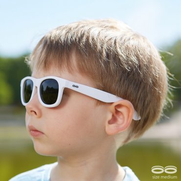 Τα γυαλιά διακρίνονται από τα εύκαμπτα πλαίσια που μπορούν να λυγίζουν από τα παιδιά και δεν πιέζουν στους κροτάφους και τα αυτιά. Η πράσινη απόχρωση των φακών G15 σημαίνει ότι δεν παραμορφώνουν τα χρώματα και φέρουν φίλτρο προστασίας της υψηλής κατηγορίας 3 με UV400.