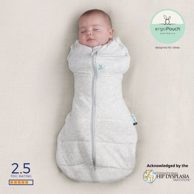 Ο υπνόσακος της σειράς Cocoon Swaddle bag με 2,5 TOG έχει σχεδιαστεί για να παρέχει υψηλά αντανακλαστικά αναπνοής στο δέρμα, ενώ διατηρεί το μωρό σας άνετο και ασφαλισμένο κατά τη διάρκεια της νύχτας χωρίς την ανάγκη περίπλοκου περιτυλίγματος. Υπάρχουν οι εξελιγμένες κόπιτσες στα μπράτσα που μετατρέπει αυτό το σάκο περιτυλίγματος και φασκιώματος στον πρώτο υπνόσακο του μωρού σας.