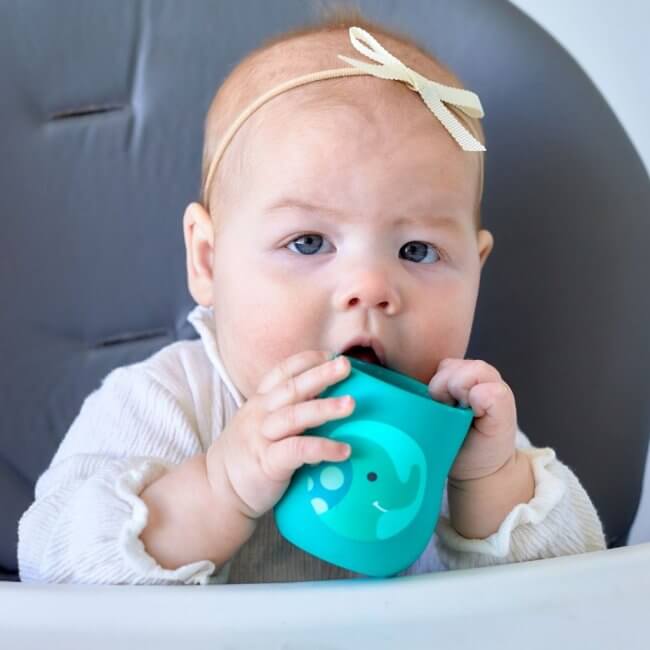 Το Marcus & Marcus Silicone Baby Training Cup είναι κατασκευασμένο απο σιλικόνη χωρίς BPA και φθαλικό άλας που είναι ανθεκτικό 100% στη θραύση και ένας τέλειος τρόπος για να ενθαρρύνετε το μικρό σας να πίνει ανεξάρτητα. Το μέγεθος του φλιτζανιού χωράει 120ml. νερό που δεν είναι πολύ βαρύ, το κύπελλο είναι σχεδιασμένο με ειδικό περίγραμμα που προσφέρει φυσική εφαρμογή για τα μικρά χεράκια. Ο πιο φαρδύς σχεδιασμός της βάσης βοηθά στην αποφυγή της εύκολης ανατροπής.